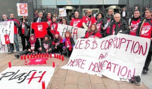 Enfermos españoles de hepatitis C ante el Parlamento Europeo en Bruselas 